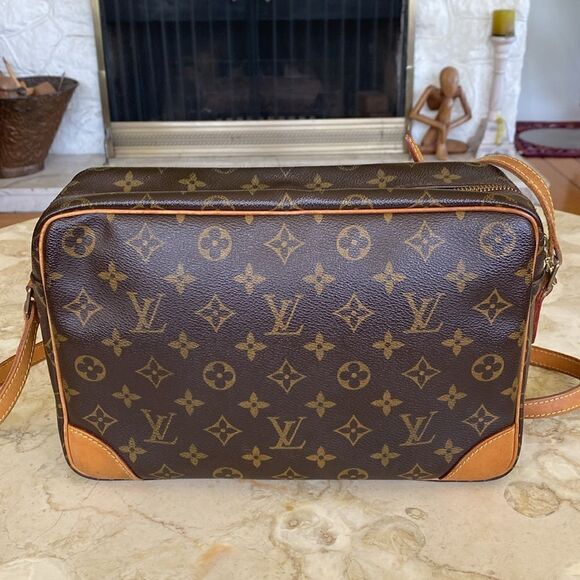 Authentic LOUIS VUITTON Trocadero 30 Monogram Shoulder Bag - Picture 5 of 17